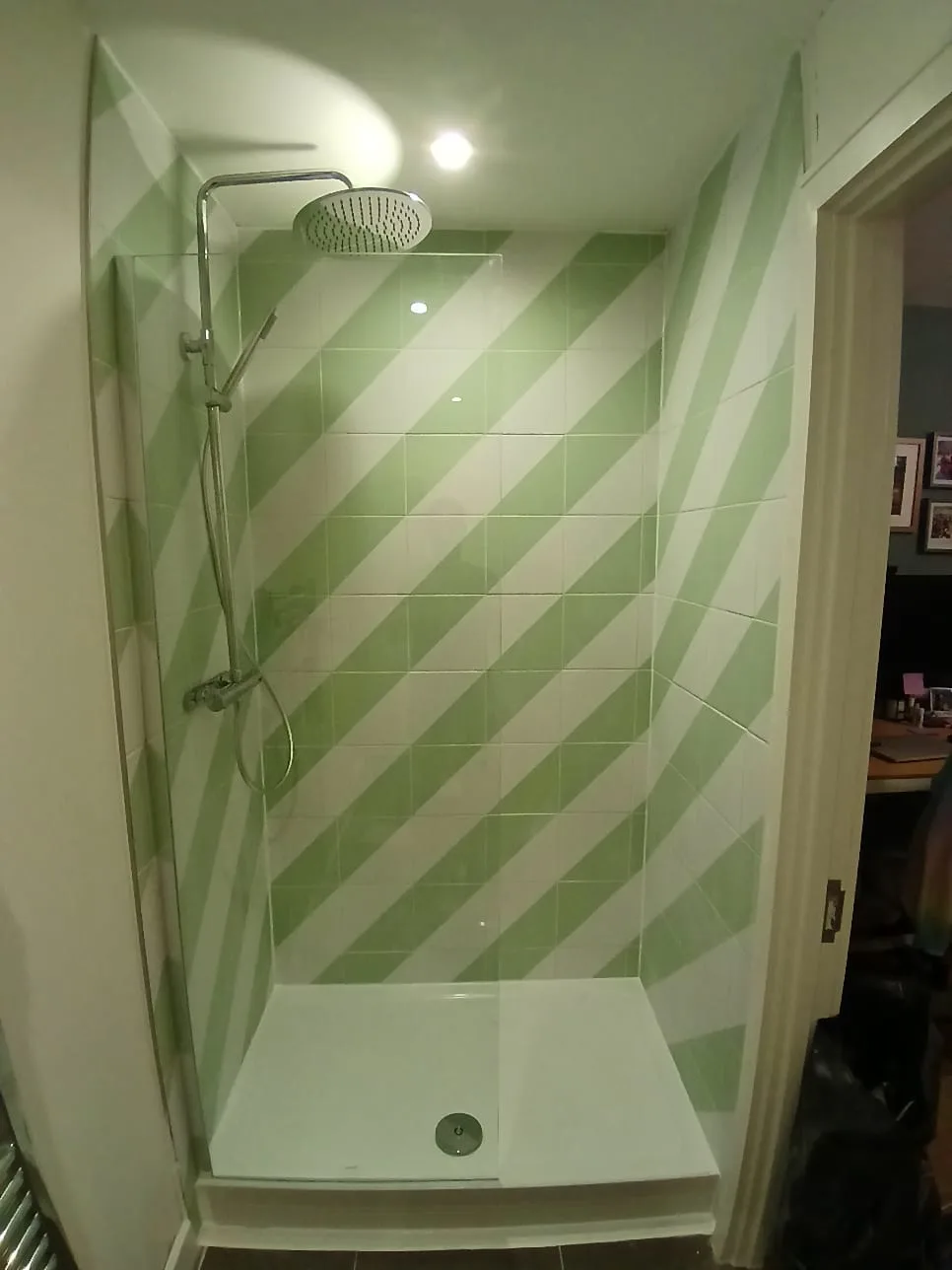 Shower cabin installation and tiling